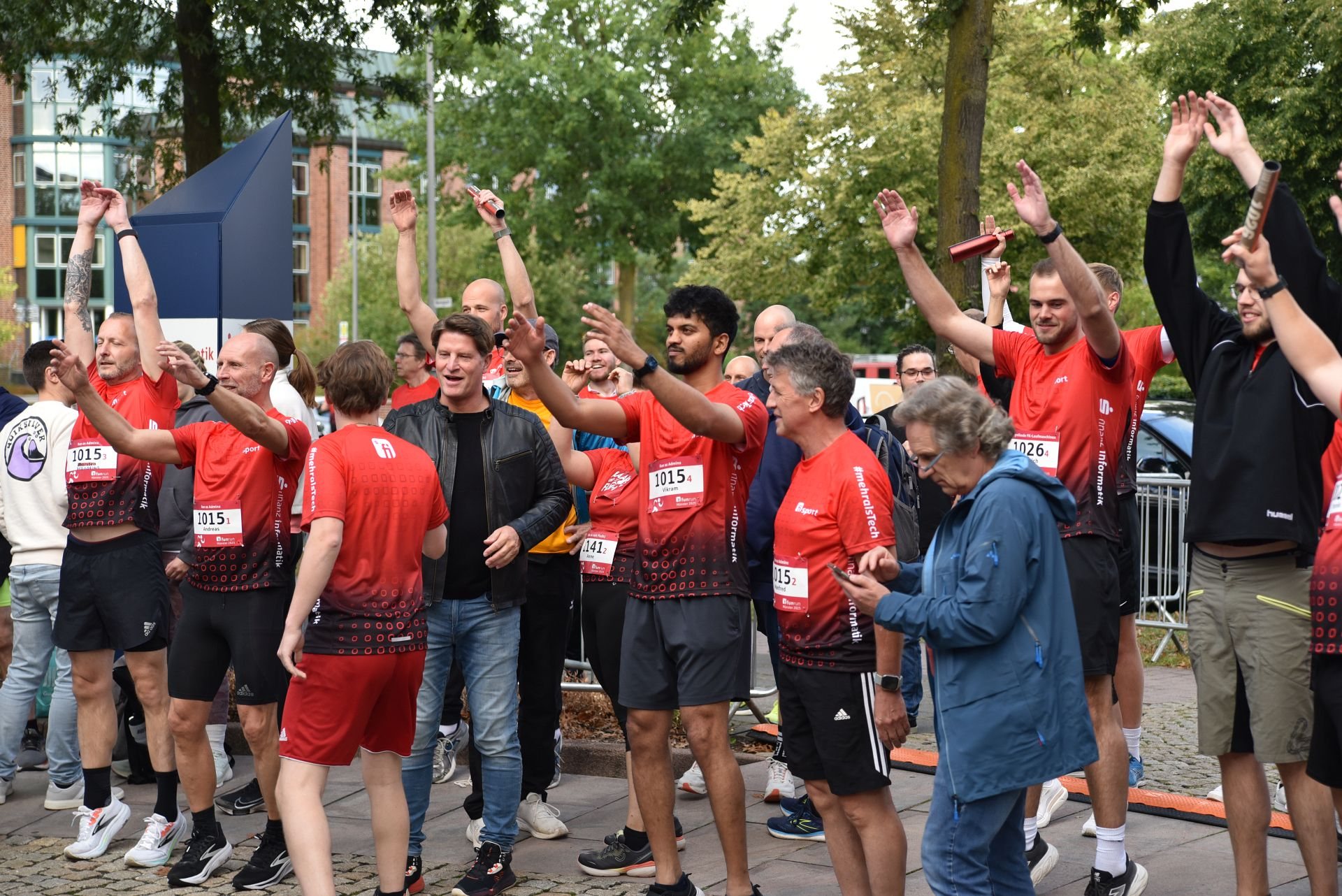 Teilnehmende feiern beim FI Fun Run 2025