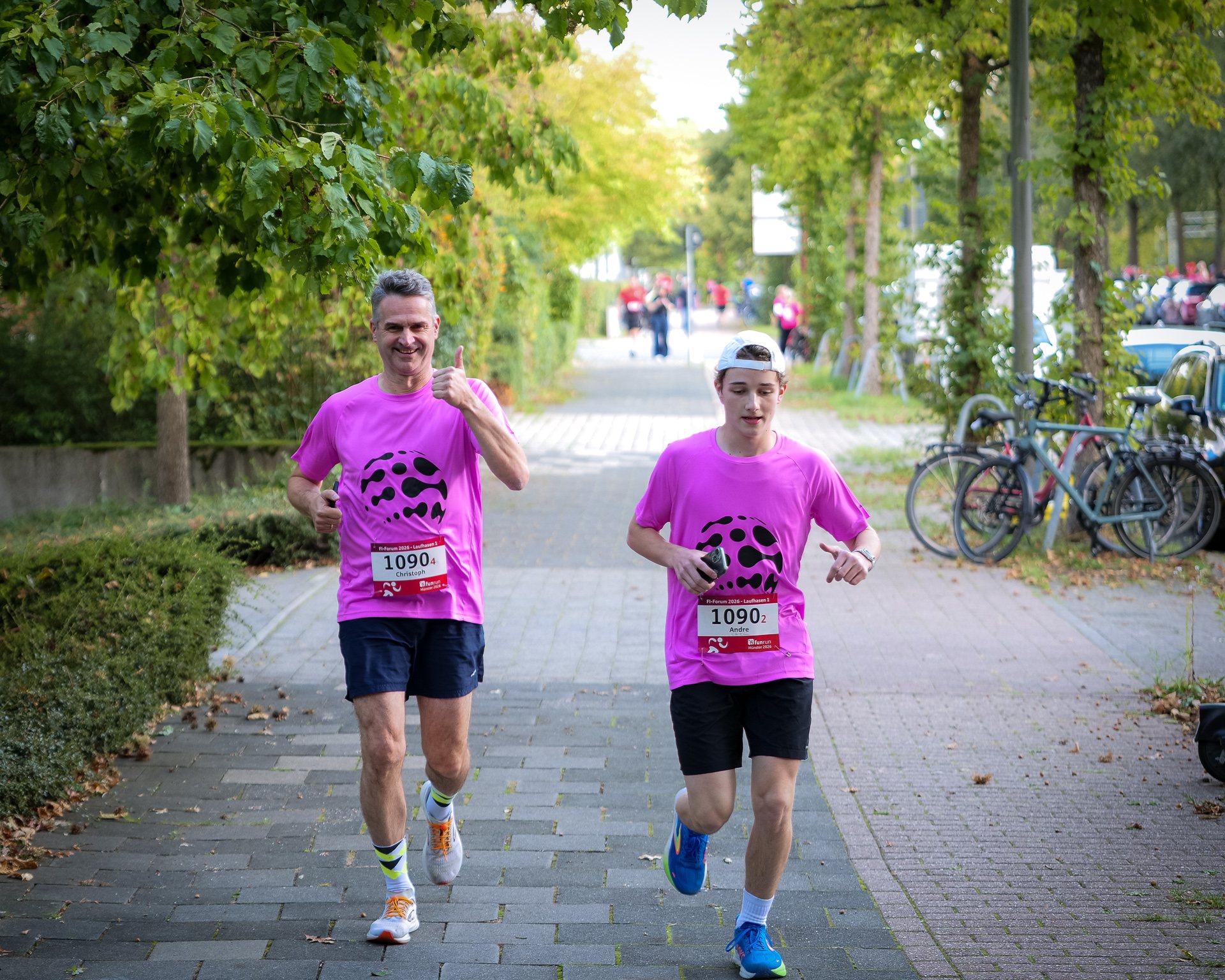Zwei Laufende auf der Strecke des FI Fun Run 2026
