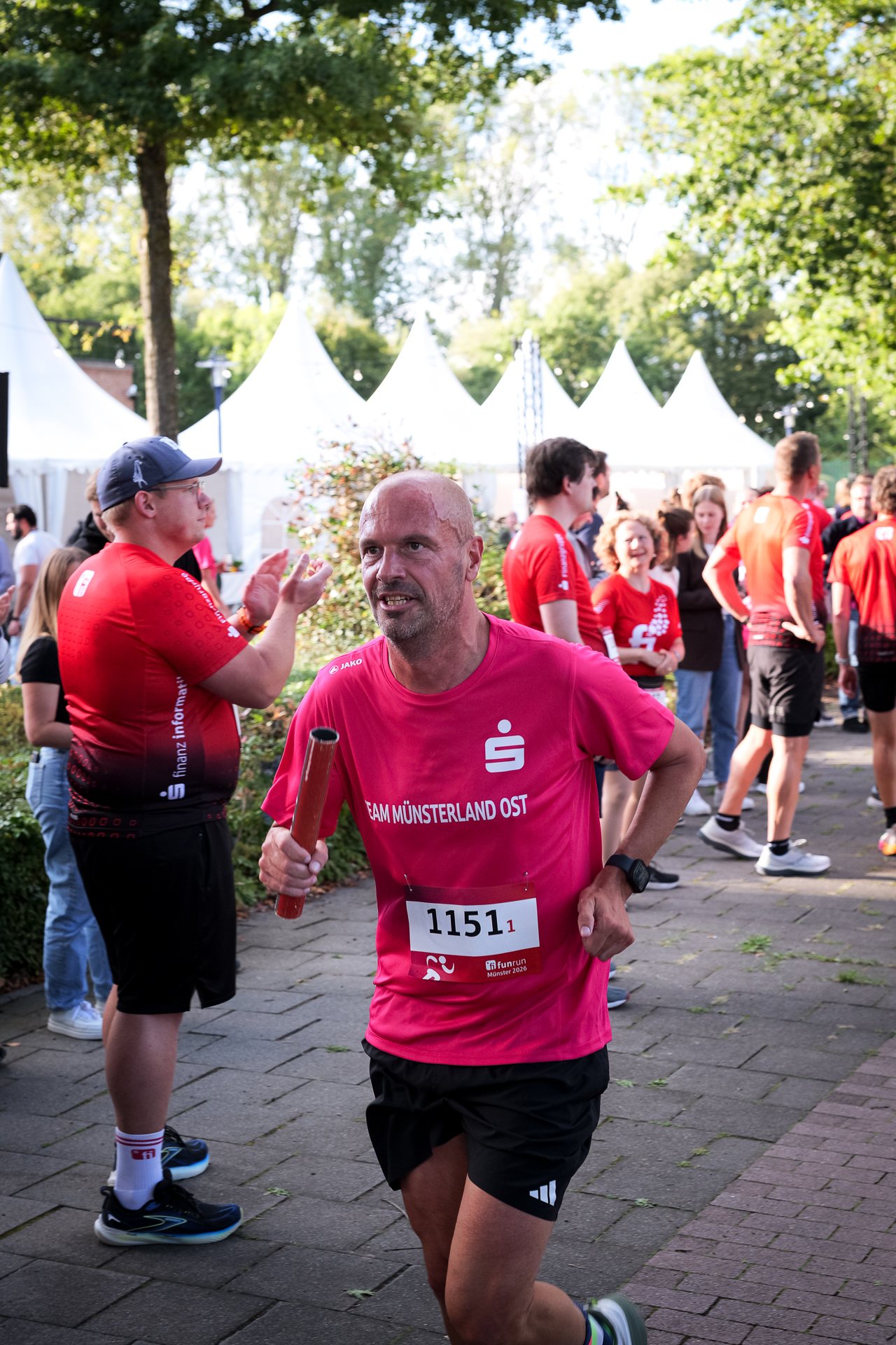 Teilnehmer läuft ins Ziel beim FI Fun Run